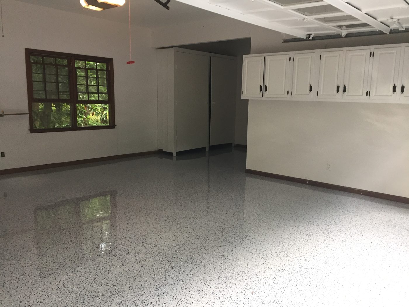 Epoxy flake floor coating